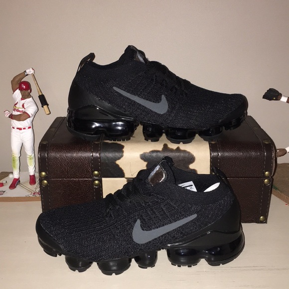 vapormax black size 7